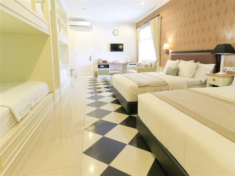Home Guesthouse Surabaya Exterior foto