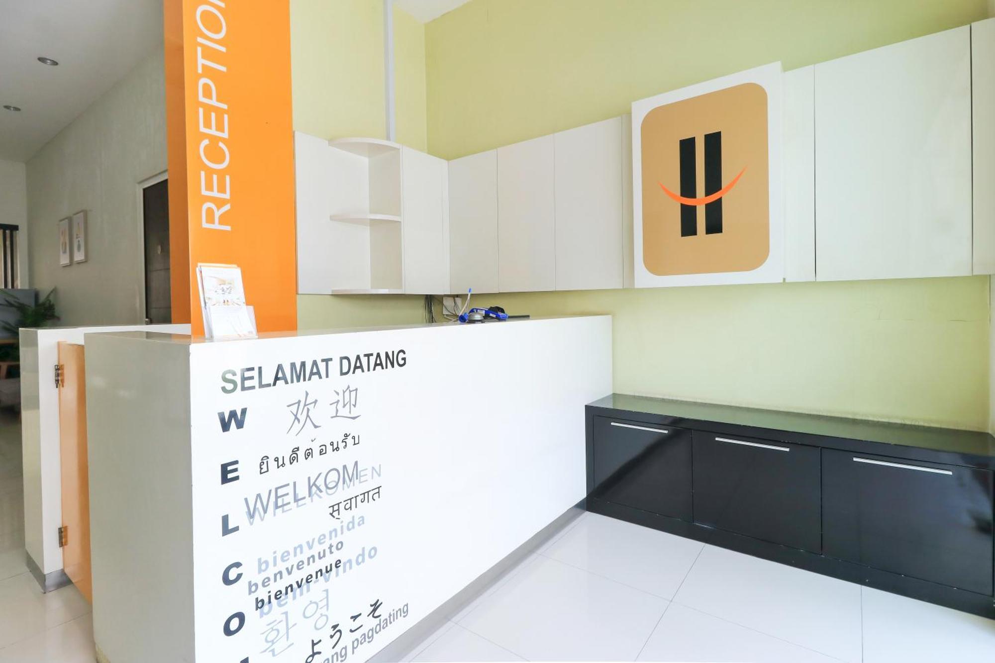 Home Guesthouse Surabaya Exterior foto