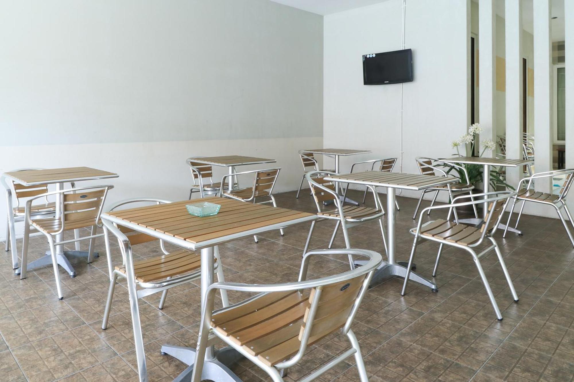 Home Guesthouse Surabaya Exterior foto