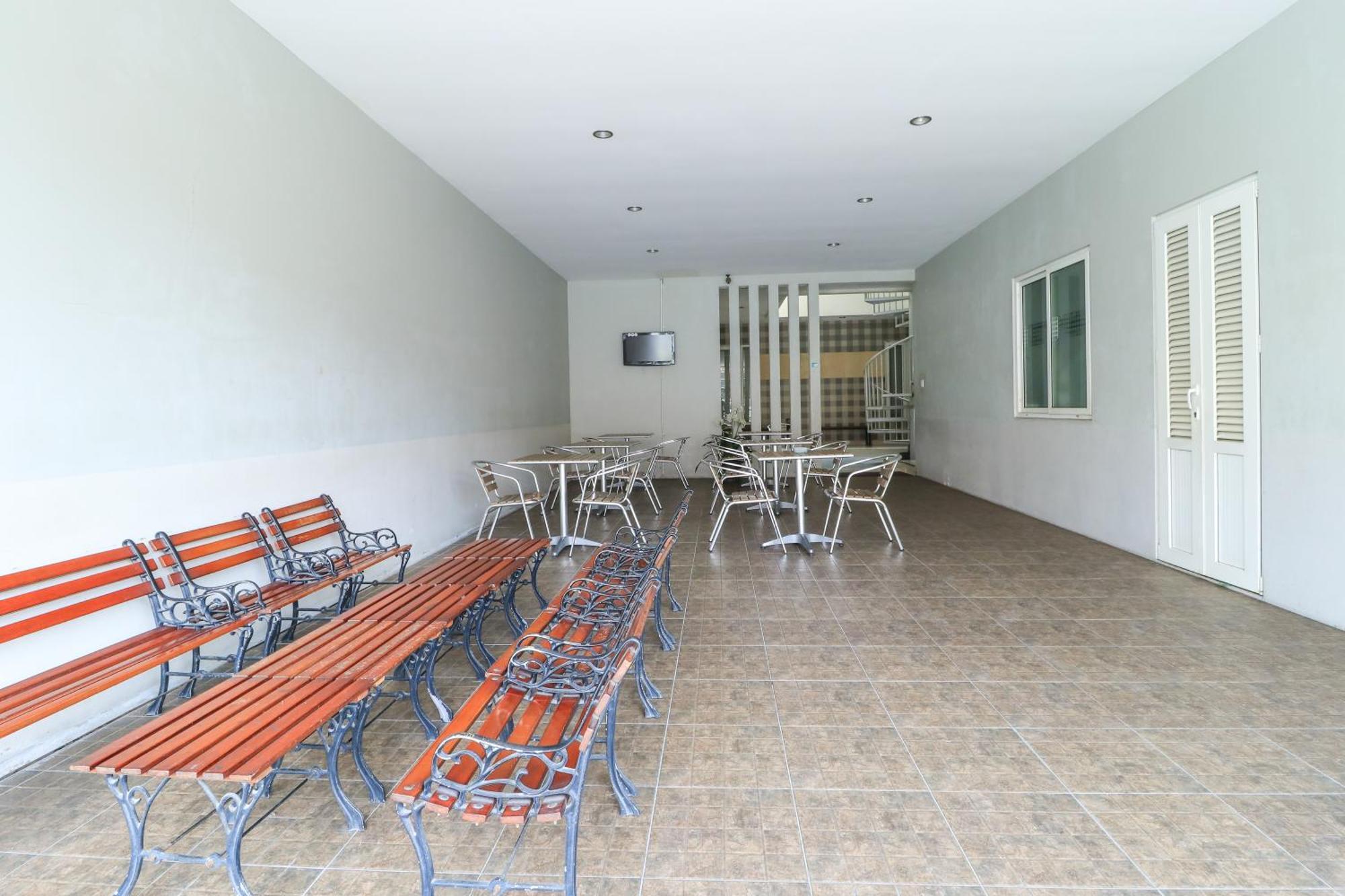 Home Guesthouse Surabaya Exterior foto