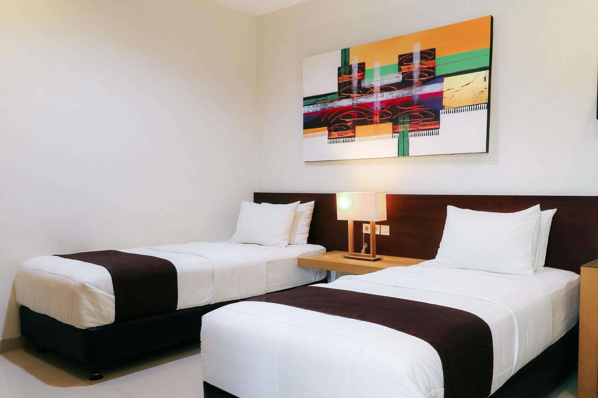 Home Guesthouse Surabaya Exterior foto