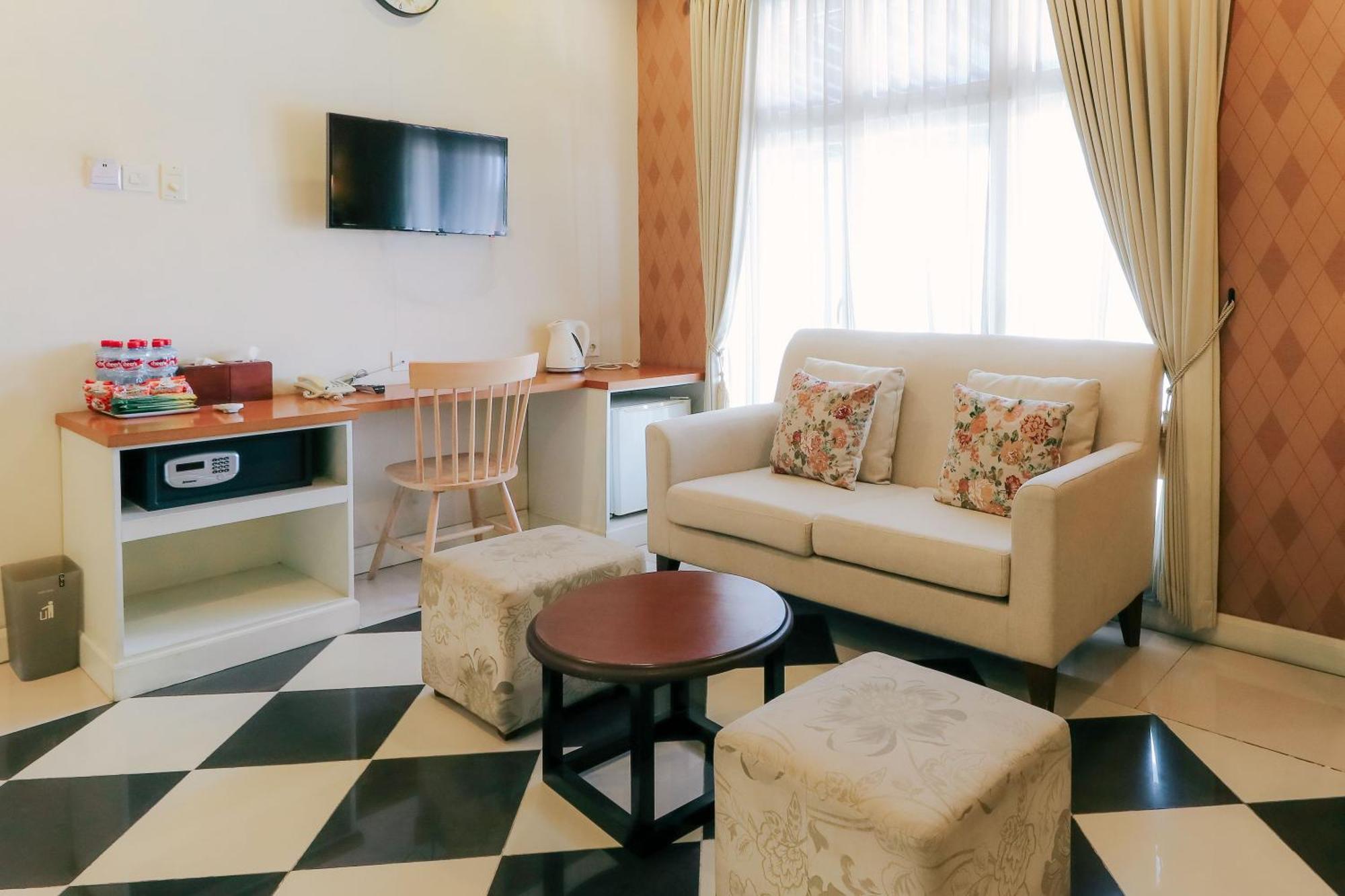 Home Guesthouse Surabaya Exterior foto