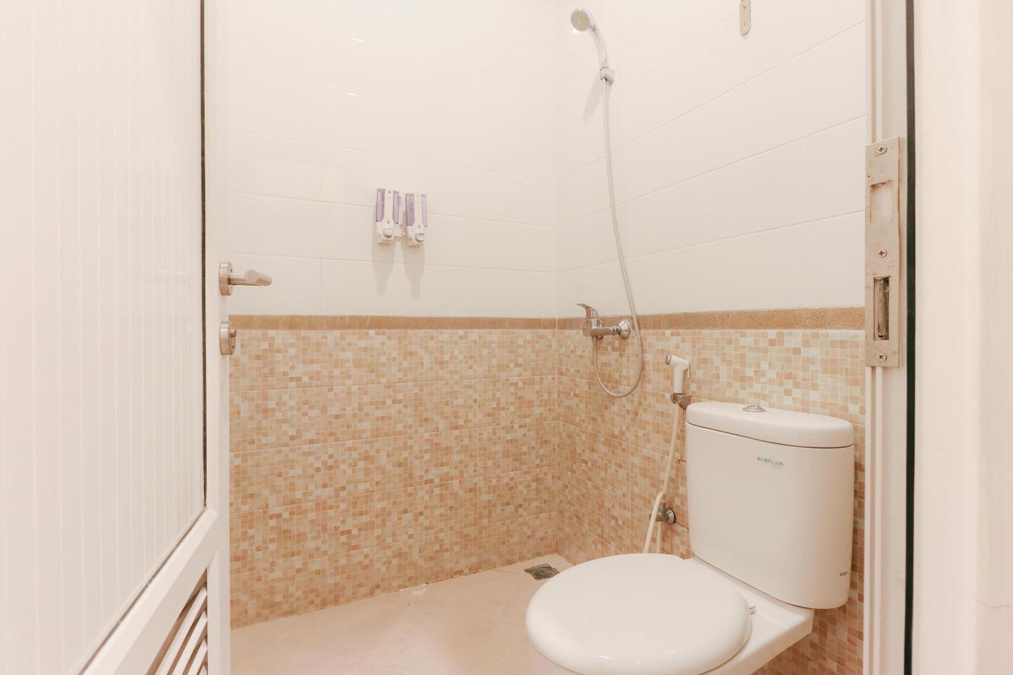 Home Guesthouse Surabaya Exterior foto