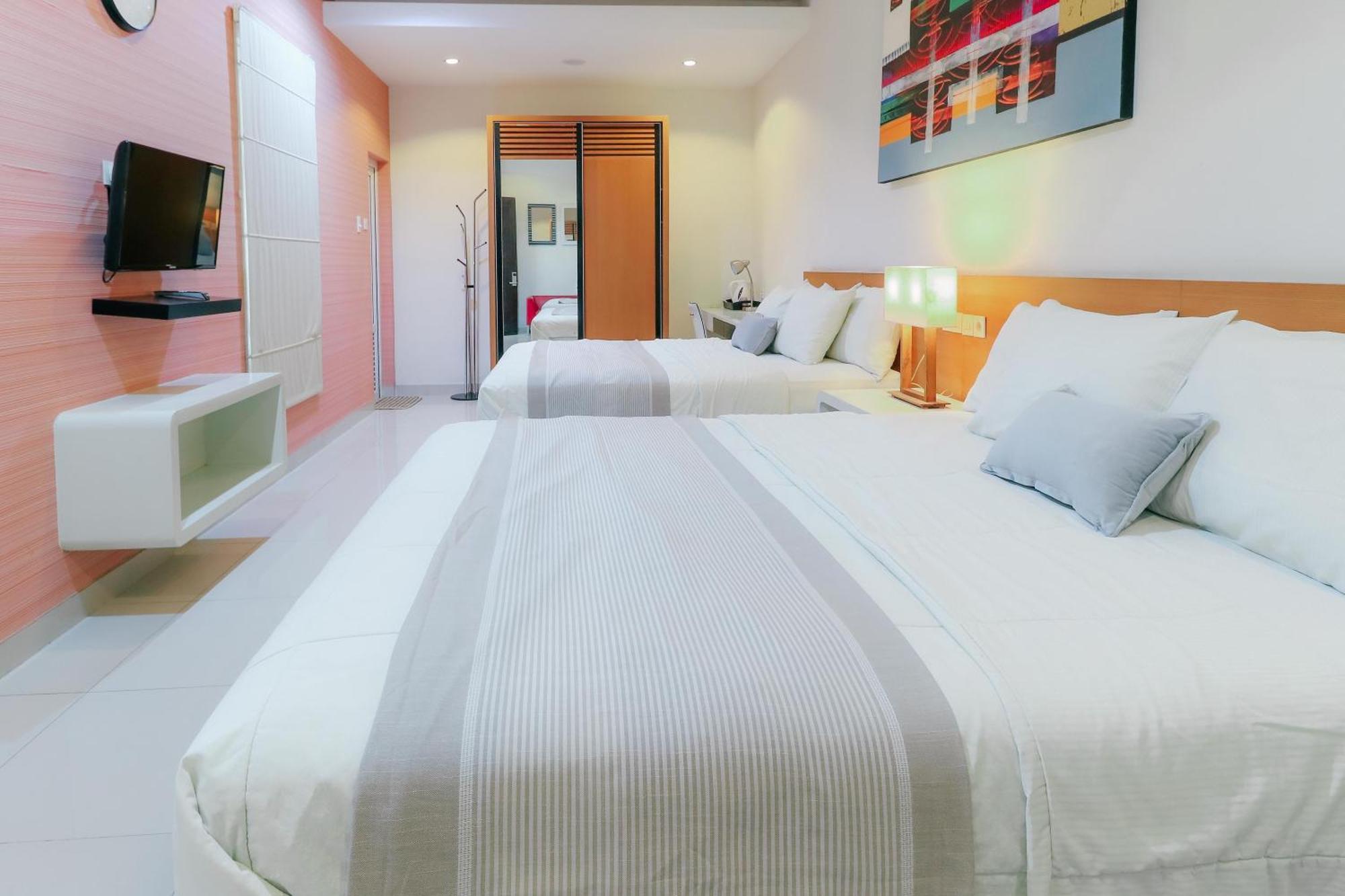 Home Guesthouse Surabaya Exterior foto