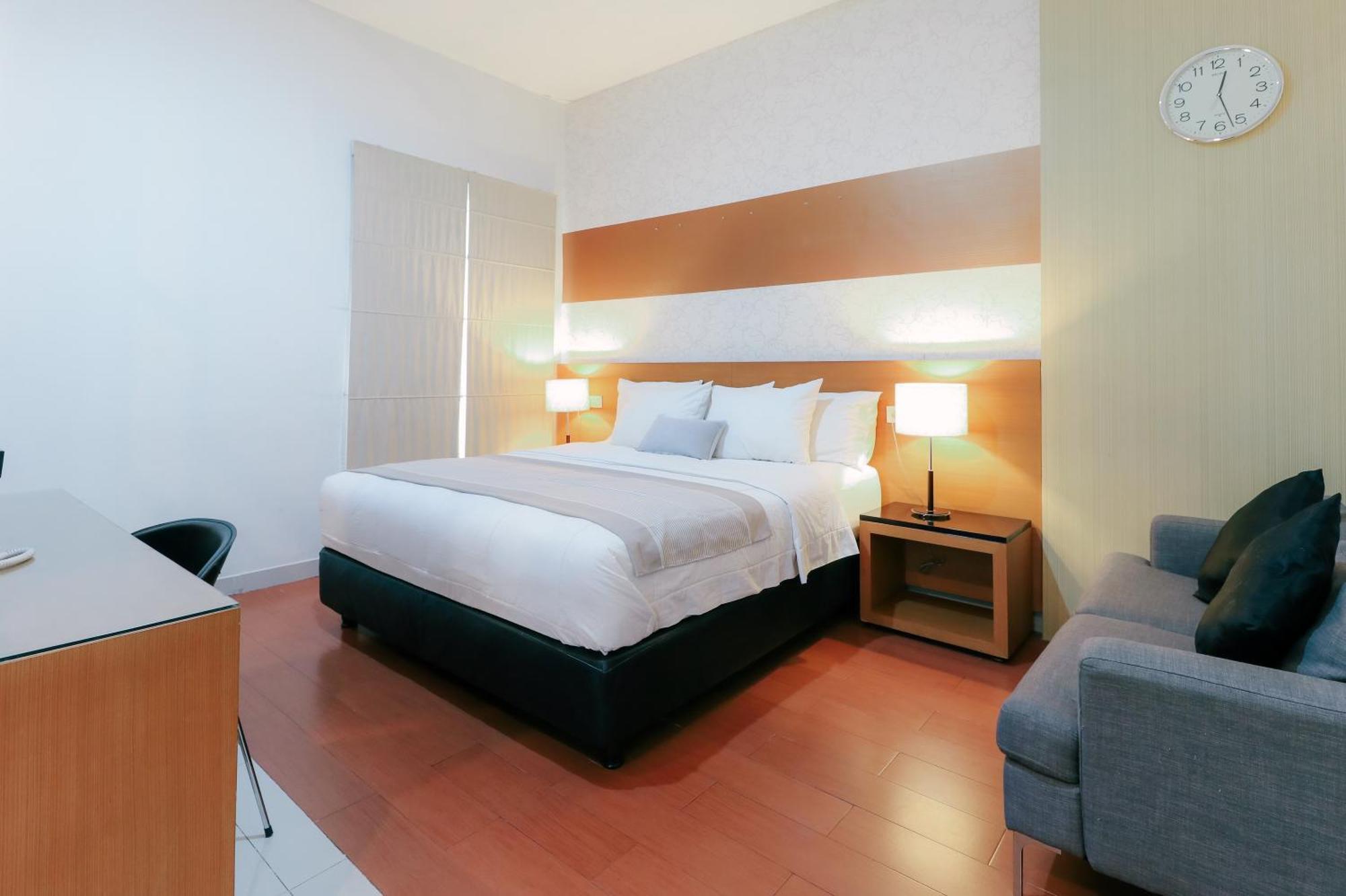 Home Guesthouse Surabaya Exterior foto