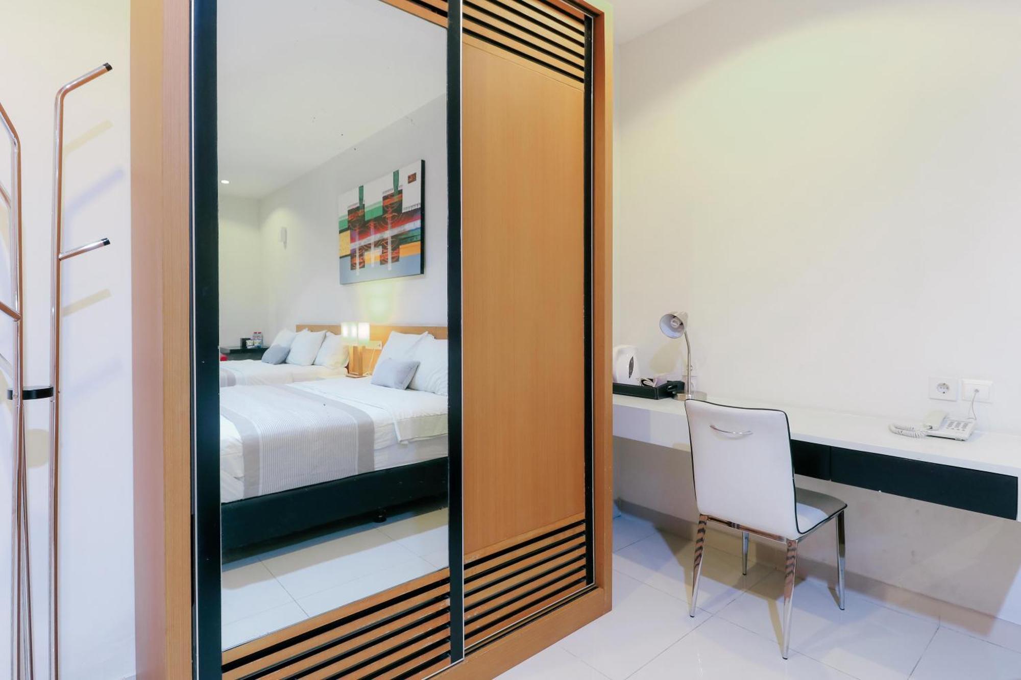 Home Guesthouse Surabaya Exterior foto