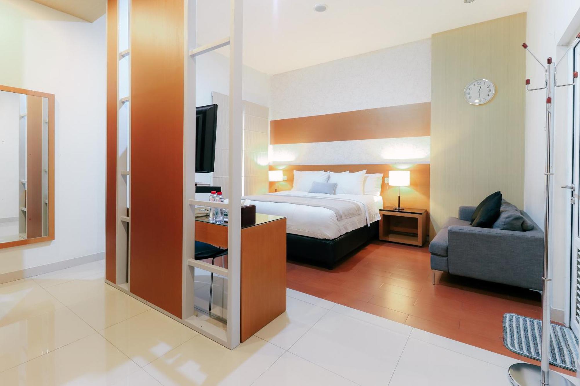Home Guesthouse Surabaya Exterior foto